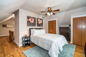 4 bedrooms, desk, iron/ironing board, travel cot