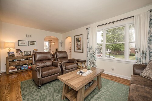 Sweet Escape Near Historic Main St, 4BR, 2 Baths