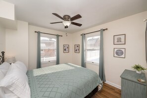 4 habitaciones, escritorio y tabla de planchar con plancha 