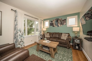 Smart TV, DVD player, foosball, table tennis - Sweet Escape Near Historic Main St, 4BR, 2 Baths (Saint Charles)