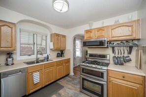 Een koelkast, een magnetron, een oven, een kookplaat