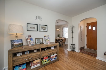 Sweet Escape, 4BR, 2 Full Baths Near Historic Main St