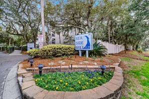 Cartel para Sea Side Villas con aviso de propiedad privada y señal de prohibido el paso.