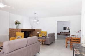 Smart TV, fireplace, ping pong