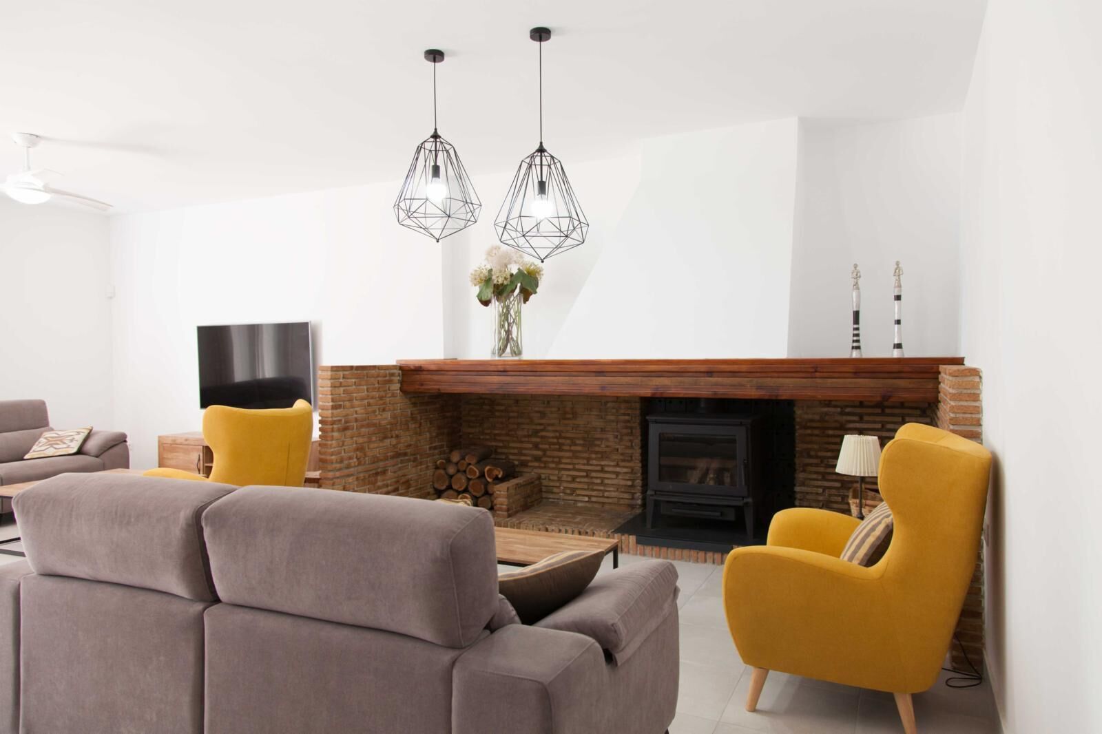 Una Smart TV, una chimenea, una mesa de tenis de mesa