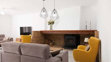 Een smart-tv, een open haard en een tafeltennistafel