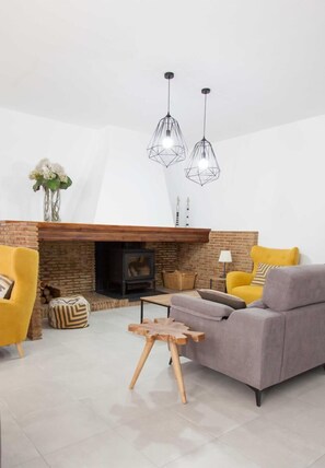 Smart TV, fireplace, ping pong