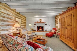 Smart TV, fireplace, DVD player, offices - Historic Log Cabin Retreat Near Town on 5-Stunning Acre's! (Fredericksburg)