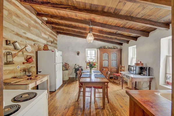 ثلاجة، ميكروويف، فرن، موقد طهي مسطح