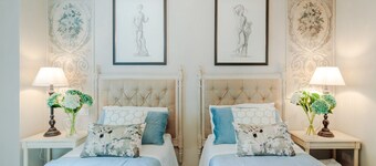 VILLA REGINA, 4 bedrooms and a luxury style among the vineyards by Lucca Town