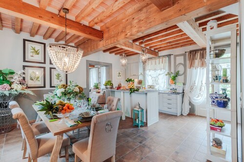 VILLA REGINA, 4 bedrooms and a luxury style among the vineyards by Lucca Town