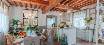 VILLA REGINA, 4 bedrooms and a luxury style among the vineyards by Lucca Town