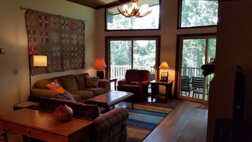 Cozy Cabin with Slip Dock on Lake Hartwell