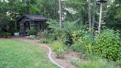 Cozy Cabin with Slip Dock on Lake Hartwell