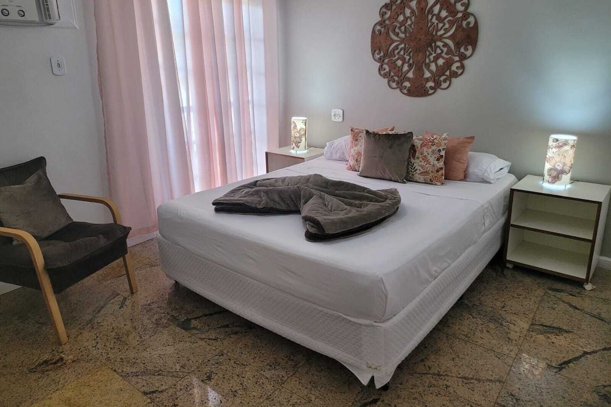 Habitación básica doble, bañera | Minibar, caja fuerte, wifi gratis y ropa de cama