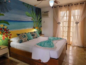 Minibar, caja de seguridad en la habitación, wifi gratis y ropa de cama