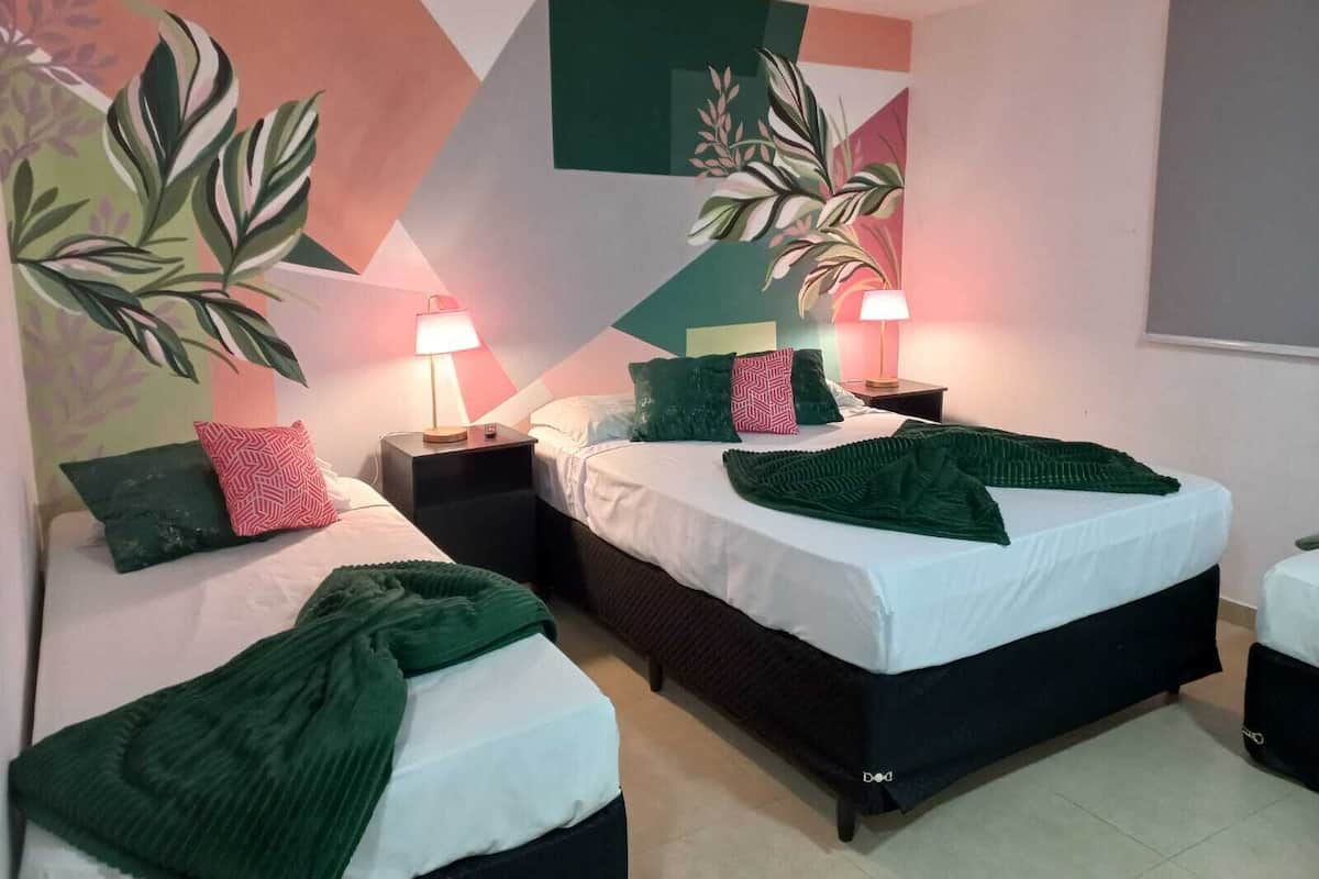 Habitación cuádruple estándar | Minibar, caja fuerte, wifi gratis y ropa de cama