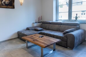 Een smart-tv en een stereo