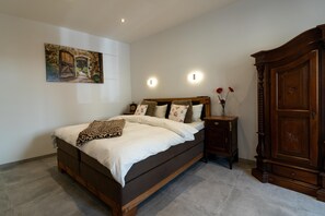 2 slaapkamers, een kluis op de kamer, een strijkplank/strijkijzer