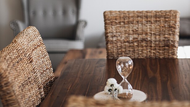 A dining area with wicker chairs, a wooden table, and hanging light fixtures. - Vacation with a view of the unique Marksburg Castle (Braubach)