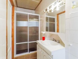 Double Room, 1 Double Bed, Private Bathroom | Bathroom | Shower, rainfall showerhead, towels, soap - Samarce House (Punta Arenas)