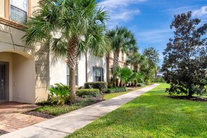 Property grounds - Family Fun 4 Bed Splash Pool Townhome in Windsor at Westside (Kissimmee)