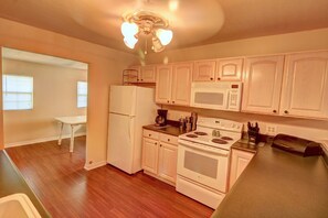 Fridge, microwave, oven, stovetop - The Corner Cottage (+Patio, Fire Pit & Grill) (Mammoth Spring)