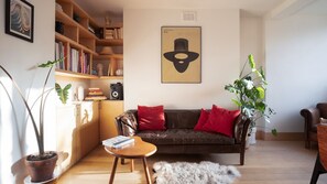 Living area - Bright, peaceful and cosy flat in East London (London)