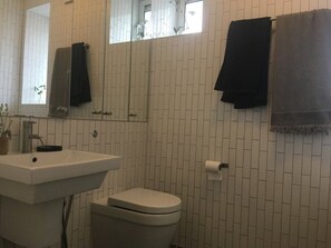 Combined shower/tub - Bright, peaceful and cosy flat in East London (London)