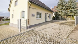En tvåvåningsbyggnad med en skylt som visar adressen "Günzburg Str. 13" och namnet "Holiday Günzburg".