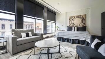 4 chambres, coffres-forts dans les chambres, fer et planche à repasser