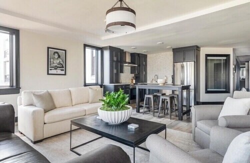 Cassius Quarters@The713! Downtown, large, upscale suite w/private balcony