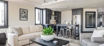 Cassius Quarters@The713! Downtown, large, upscale suite w/private balcony