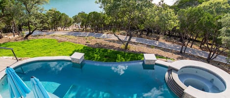 Una piscina al aire libre, una piscina climatizada