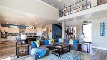 Smart TV, fireplace, books, stereo