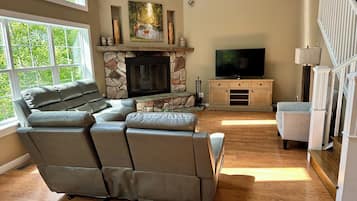 TV connectée, cheminée, table de tennis de table