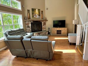 Smart TV, fireplace, table tennis - All Seasons Home On Cedar River Overlooking Schuss Mountain (Bellaire)