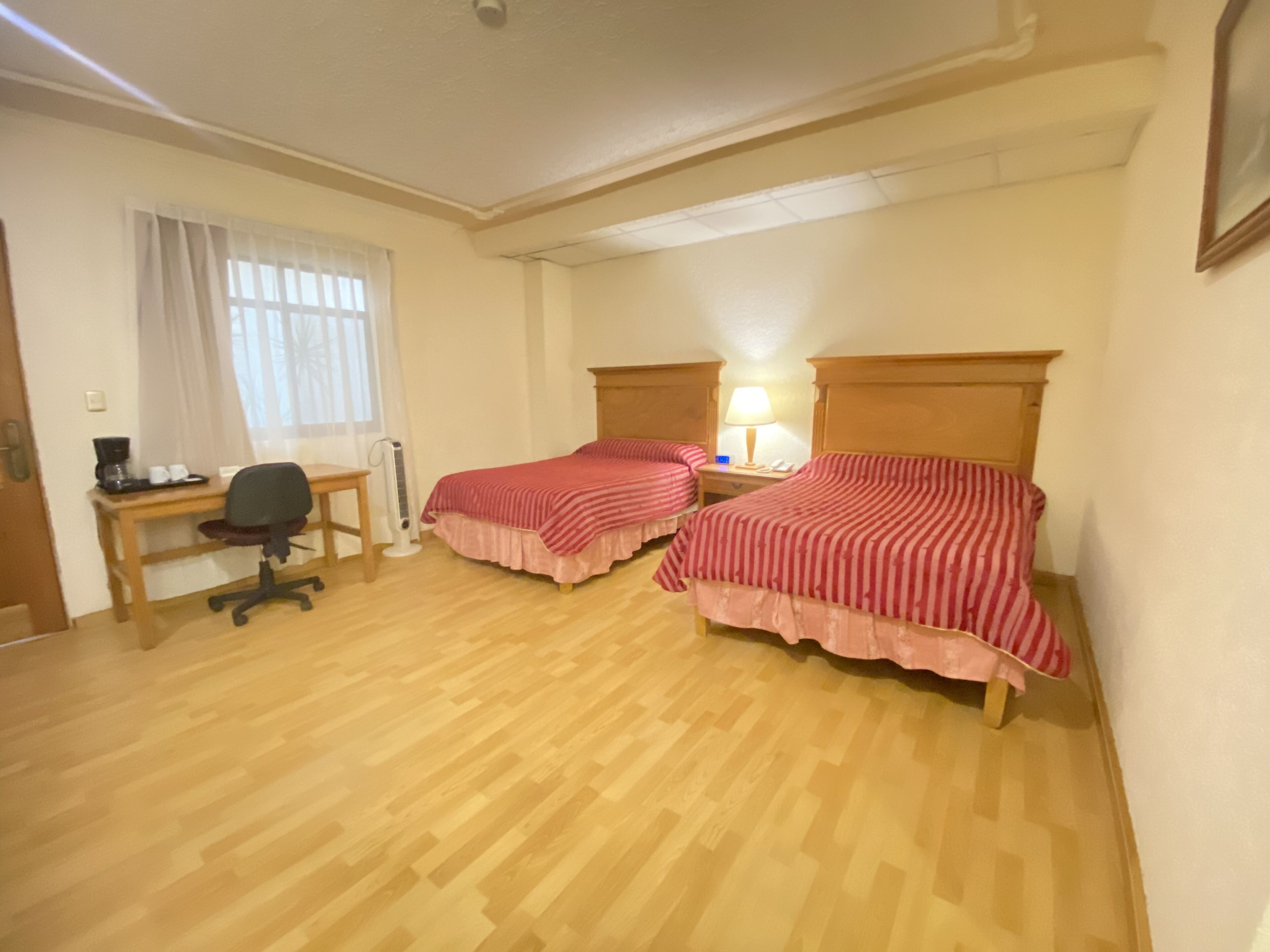 business room | 1 bedroom, in-room safe, desk, laptop workspace