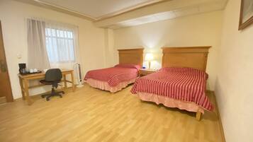 Habitación empresarial | Caja de seguridad en la habitación y escritorio