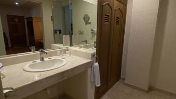 Habitación empresarial | Baño | Regadera, regadera tipo lluvia, amenidades de baño de diseñador