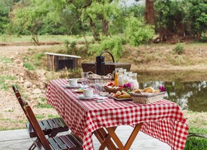 Desayuno completo gratuito y diario
