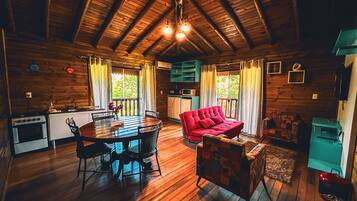 Casa na árvore superluxo | Sala de estar | Smart TV 40 polegadas com canais digitais, TV, Netflix