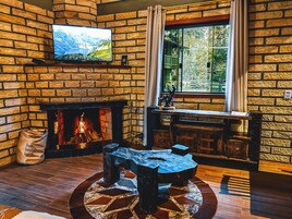 家庭木屋 | 客厅 | 40-英寸智能电视（配备数码频道）、电视、Netflix