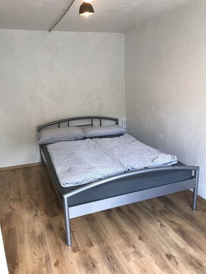 1 Schlafzimmer, Reisekinderbett, kostenloses WLAN, Bettwäsche