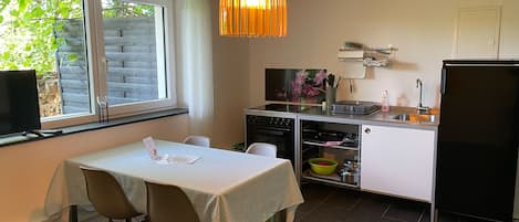 Kühlschrank, Ofen, Herdplatte, Wasserkocher mit Kaffee-/Teezubehör