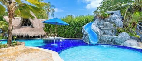 Una piscina al aire libre