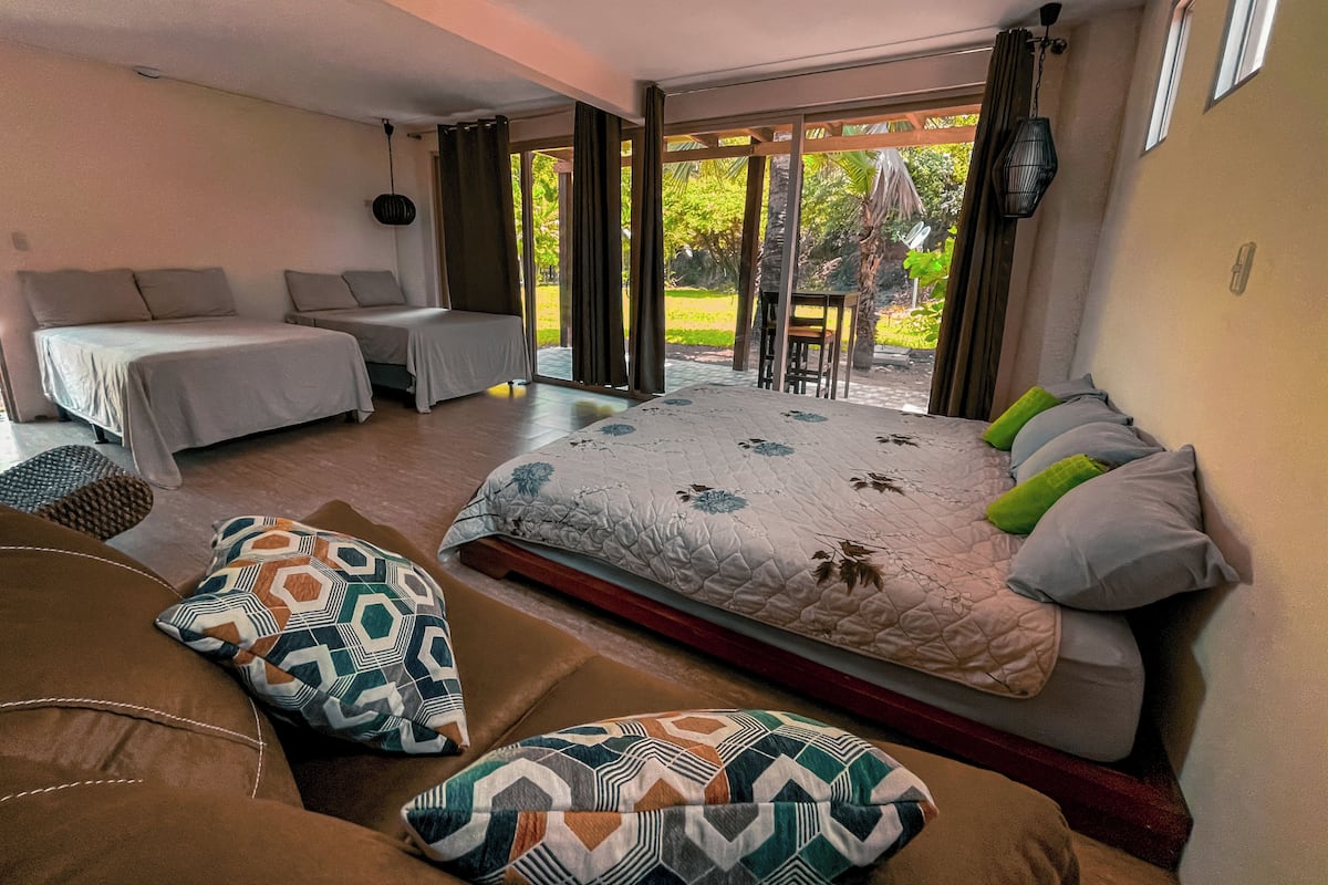 Cortinas blackout, wifi gratis y ropa de cama
