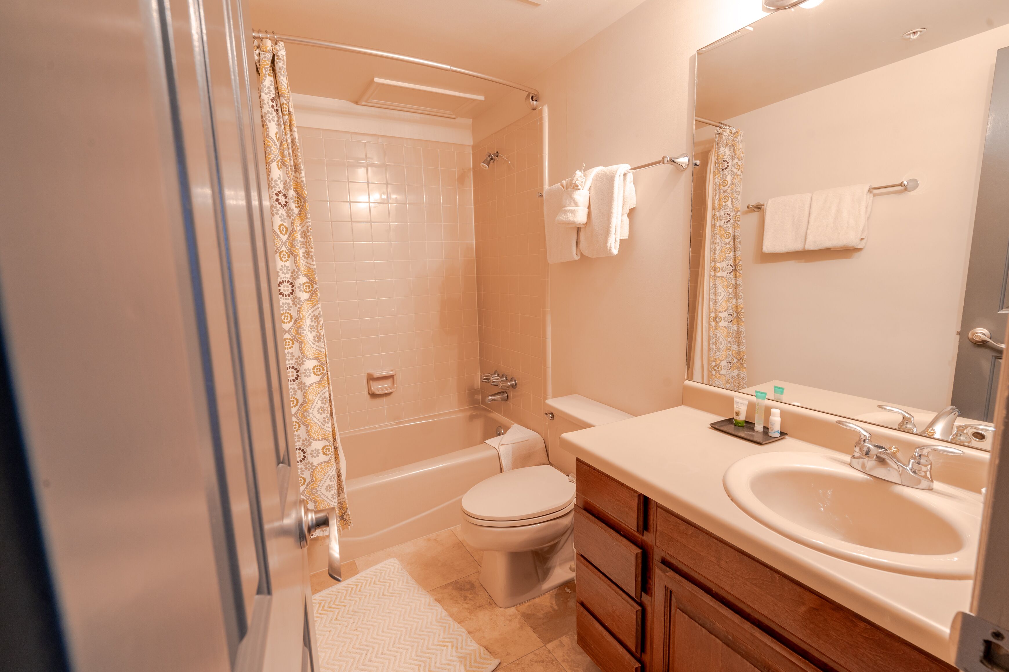 blue church lodge g | bathroom | free toiletries, towels