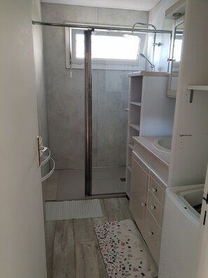 Shower - Quiet country house (Triguères)
