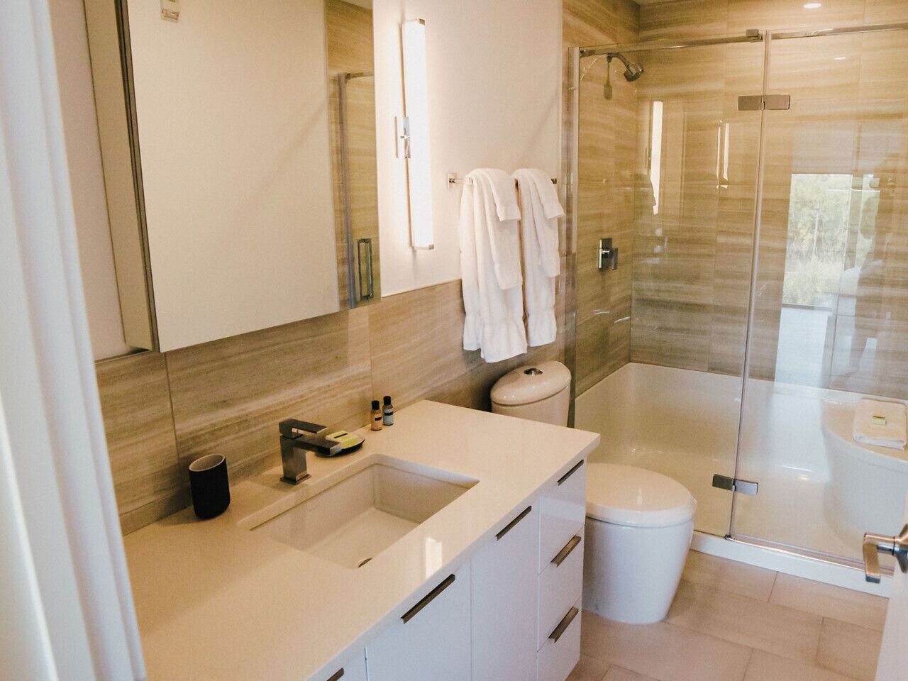 Sèche-cheveux, serviettes fournies